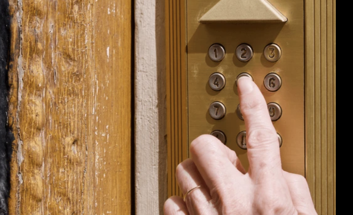 Serrurier professionnel sur Lormont pour installation de digicode pour un portail d'immeuble : Direct Ouverture Bordeaux rive droite