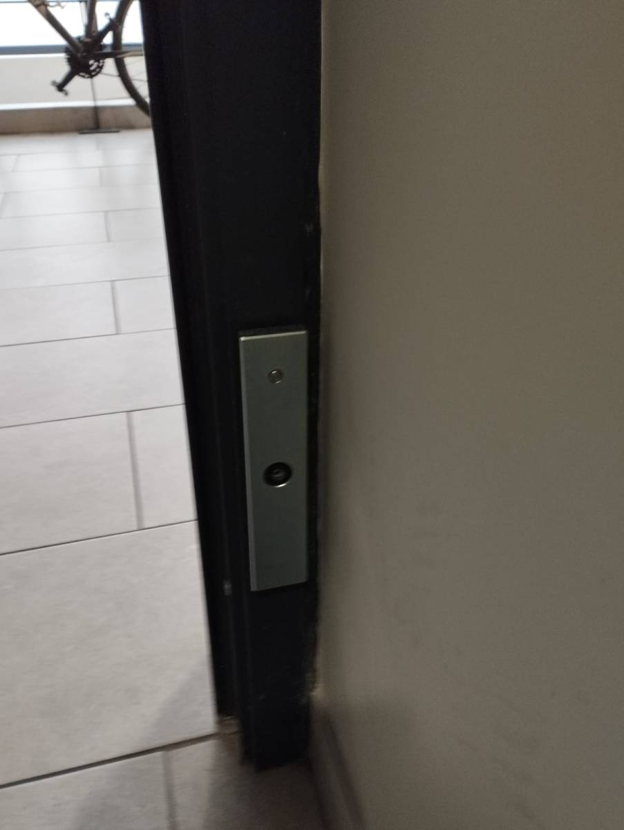 Changement d'un Bandeau ventouse sur une porte d'immeuble à Bègles ! Particuliers et professionnels de Bordeaux, appelez nous !