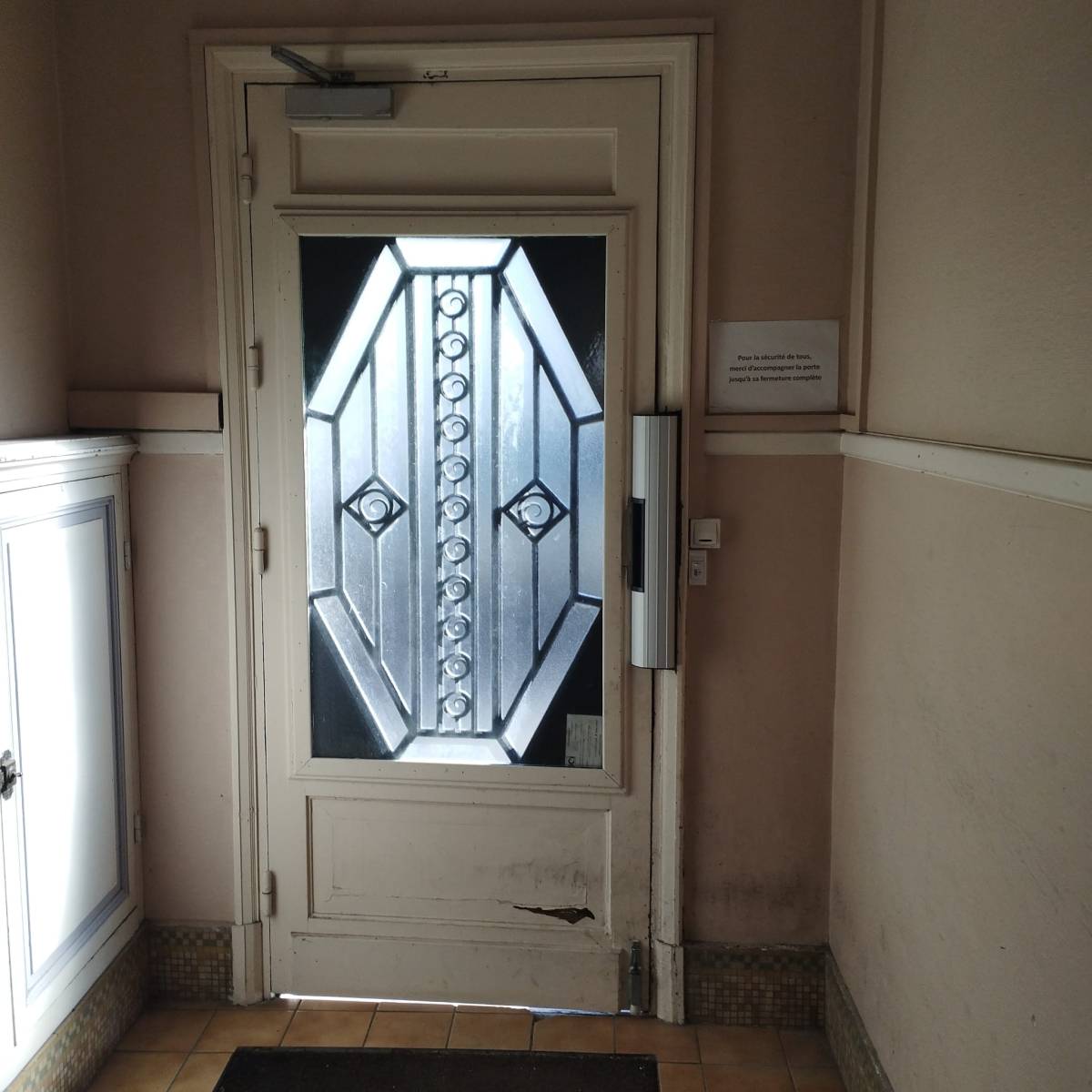 Pose bandeau ventouse dans une copropriété à Bordeaux : le savoir faire de votre serrurier reconnu au Bouscat Direct ouverture