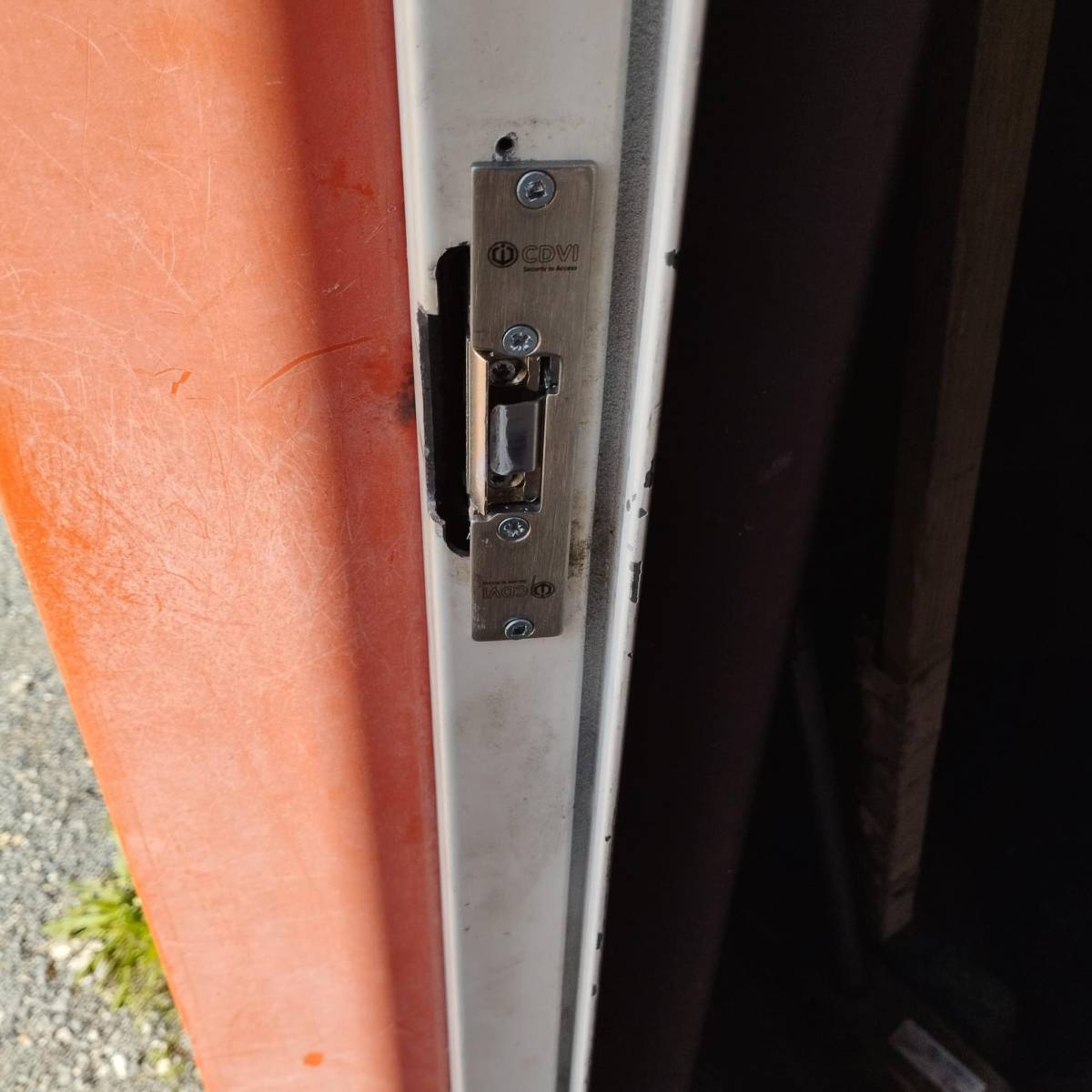 Sécurisez Votre Entreprise ou Domicile à Carbon-Blanc avec Serrurier DIRECT OUVERTURE - Pose de Gâche Électrique, Boîtier à Code et Badge