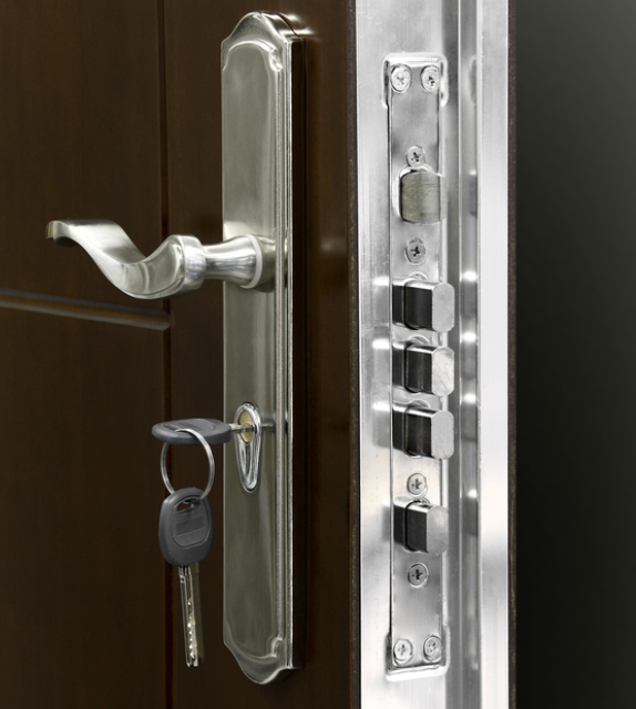 Protection de boutiques et magasin sur Bordeaux Lac : Installation serrure 3 points par un serrurier sur Bordeaux nord