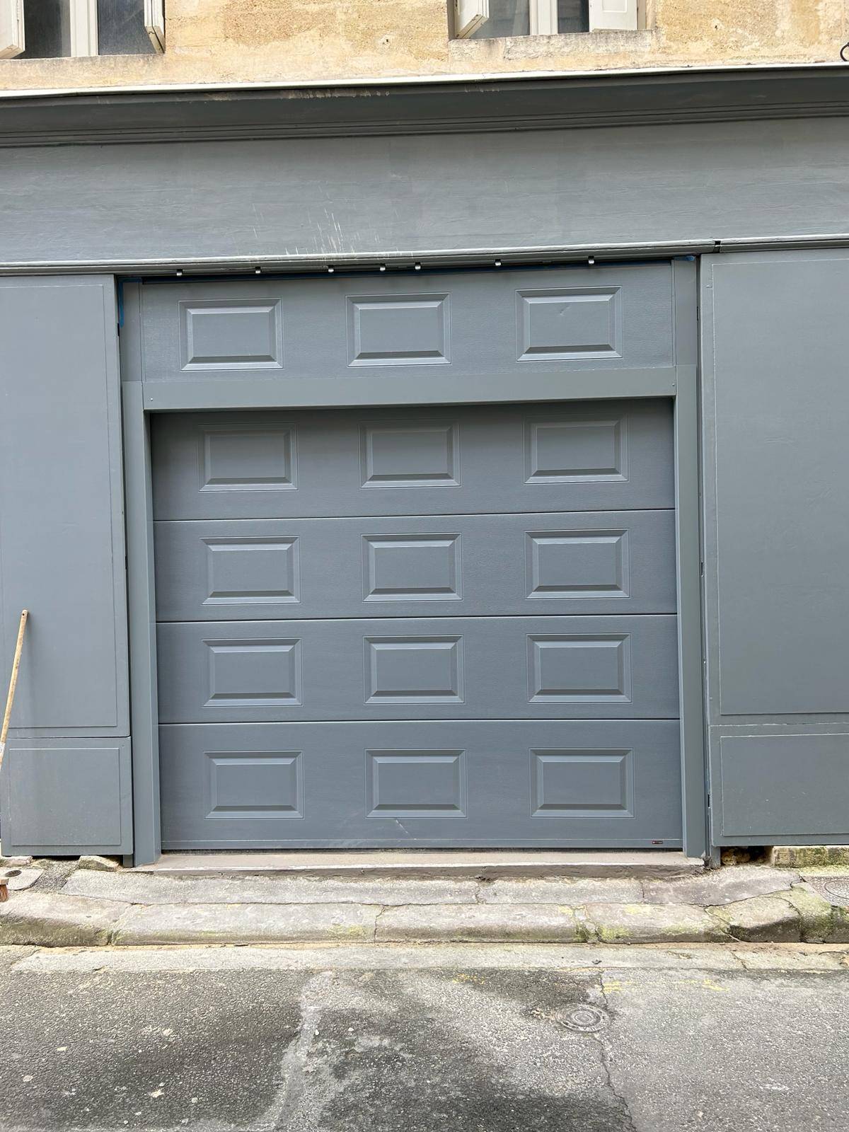 Pose d'une porte de garage HF Portas avec imposte hautes par Direct Ouverture serrurier sur Bruges