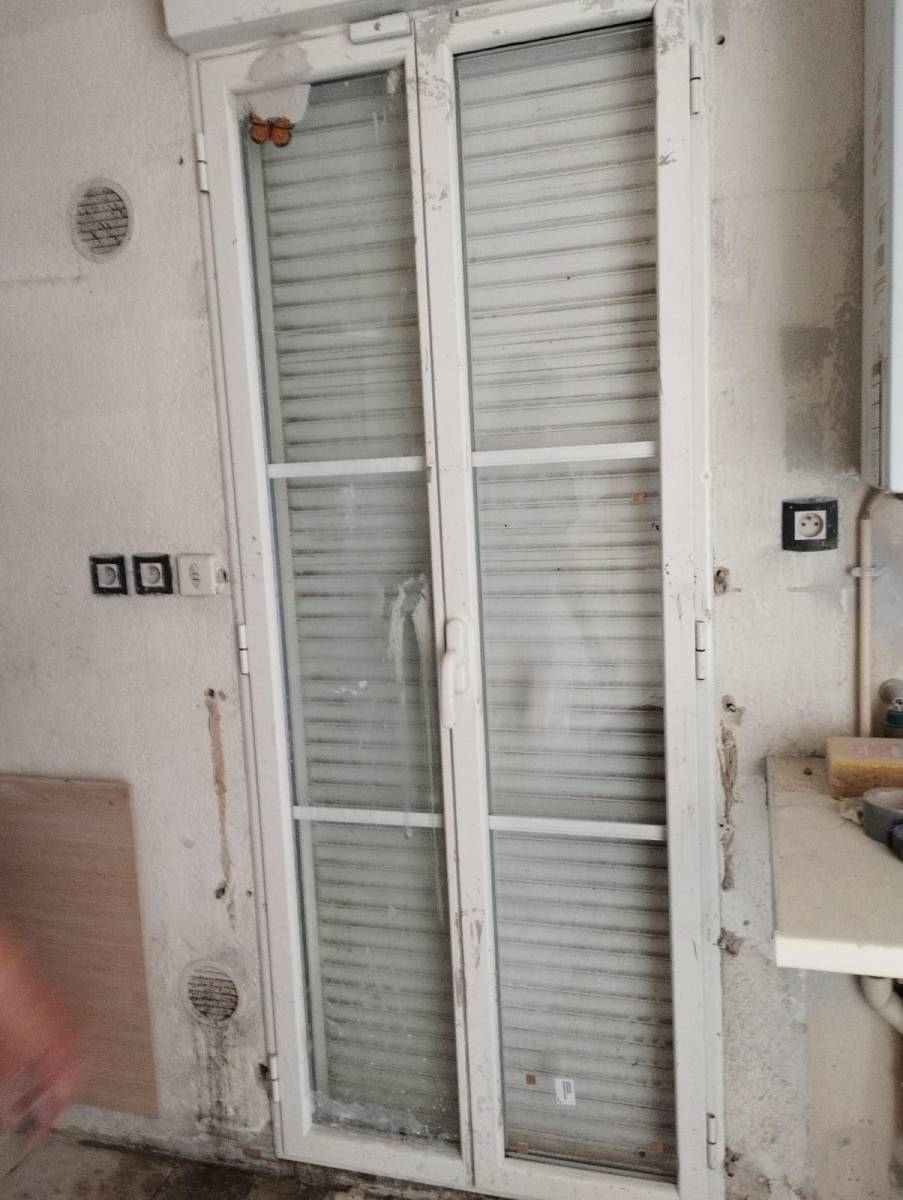 Remplacement du verre de la porte-fenêtre et pose d'une fenêtre PVC dans un hangar à Bordeaux Nord