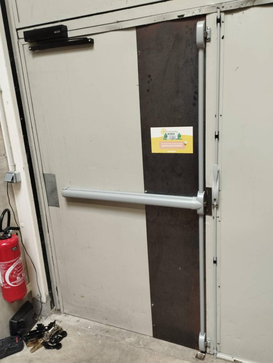 Installation professionnelle d'un push anti-panique 3 points latéral avec module extérieur à Ambarès-et-Lagrave