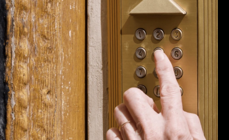 Serrurier professionnel sur Lormont pour installation de digicode pour un portail d'immeuble : Direct Ouverture Bordeaux rive droite