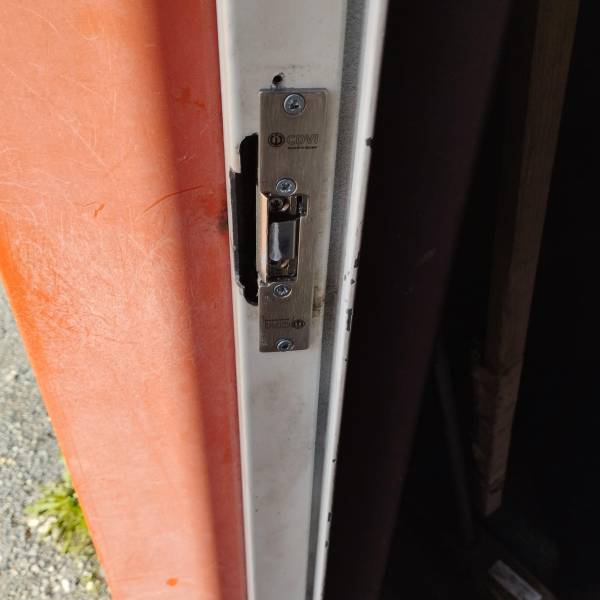 Sécurisez Votre Entreprise ou Domicile à Carbon-Blanc avec Serrurier DIRECT OUVERTURE - Pose de Gâche Électrique, Boîtier à Code et Badge