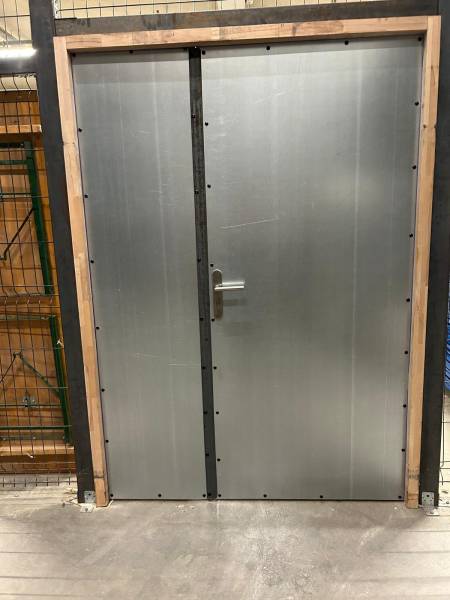 Blindage de porte 2 vantaux et pose d'une crémone pompier Bruges proche de Bordeaux : Direct ouverture serrurier Bordeaux rive gauche