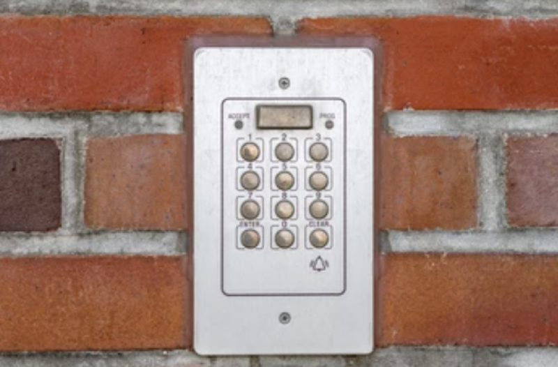 Faire installer un controle d'acces avec camera et code sur Saint Andre de Cubzac : Direct Ouverture serrurier spécialiste sur la pose de Digicode a Saint andré