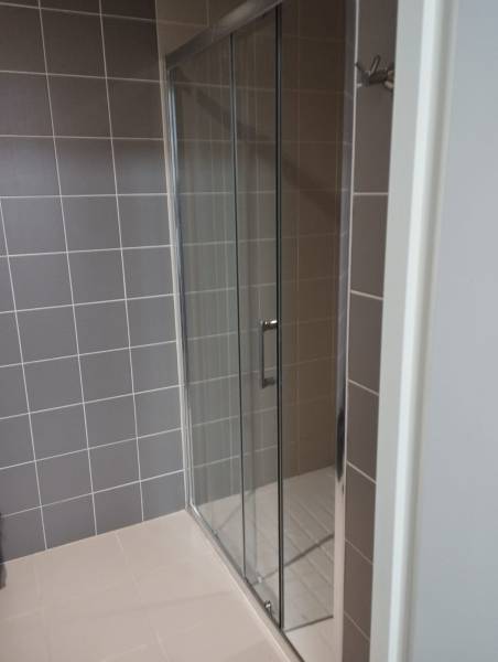 Pose d'une porte de douche coulissante à cenon sur la rive droite de Bordeaux : Direct ouverture, serrurier / vitrier en Gironde