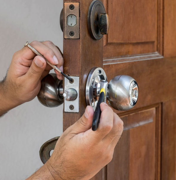 Protection espace de stockage et batiment industriel avec porte et serrure 3 points  sur Ambes : Serrurier de Bordeaux Nord