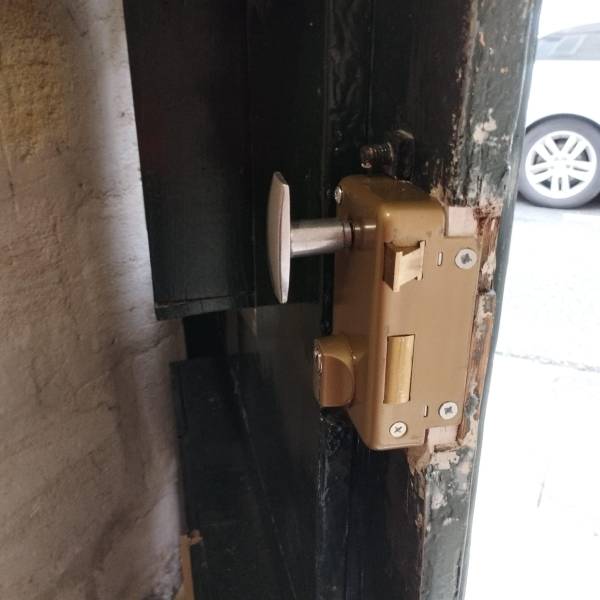 Serrurier Expert et Rapide à Bordeaux Chartrons - Remplacement de Deux Serrures pour Votre Garage